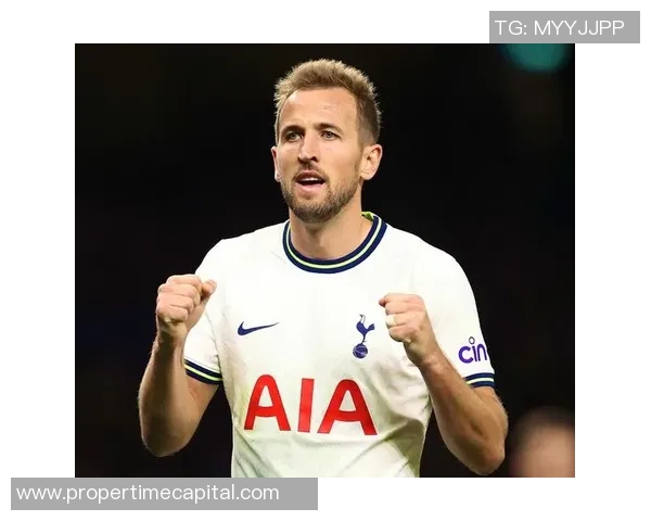 足球场上唯一从不低头的球星他如何在困境中坚持自我成就传奇